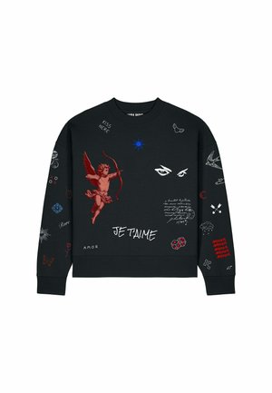 Felpa nera con cherubino rosso che scocca una freccia, occhi bianchi, stella blu, scritta "JE T'AIME" e vari piccoli simboli e parole in rosso, bianco e blu.