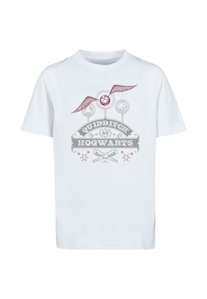 Weißes Baumwoll-T-Shirt mit einem roten Quidditch-Design, das einen geflügelten Ball, kreisförmige Embleme und gekreuzte Schläger mit Sternen enthält.