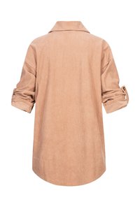 Lysebrun kordfløyelskjorte, middels lang med en brettet krage, oppbrettede ermer og ribbet tekstur. Bakfra vises glatte linjer og kurvatur.