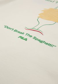 Camiseta de algodón blanca con diseño gráfico en verde y rojo de espagueti en un vaso, con la cita "¡No rompas el espagueti!" y el logo de FILA.