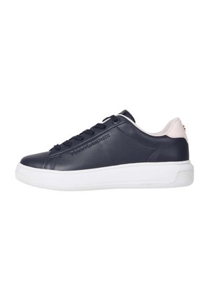 Sneaker in pelle blu con suole in gomma bianca, punta rotonda e lacci tono su tono. Presenta un dettaglio rosa sul tallone e un logo in rilievo sul lato.