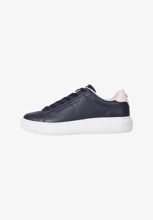 Sneaker in pelle blu con suole in gomma bianca, punta rotonda e lacci tono su tono. Presenta un dettaglio rosa sul tallone e un logo in rilievo sul lato.