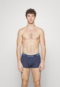 Boxer briefs in cotone blu navy con vita con logo. Il tessuto è liscio, design aderente con un taglio a vita media.