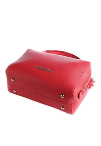 Röd läderhandväska med en strukturerad yta, blixtlås och logotypdetalj på framsidan. Accenterad med guldfärgad hårdvara.