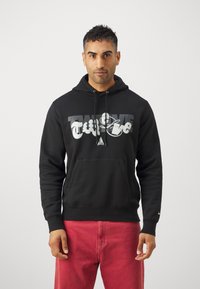 Felpa nera con cappuccio realizzata in tessuto morbido, caratterizzata da una grafica grigia. Include una tasca frontale, cappuccio con strings e polsini a costine.