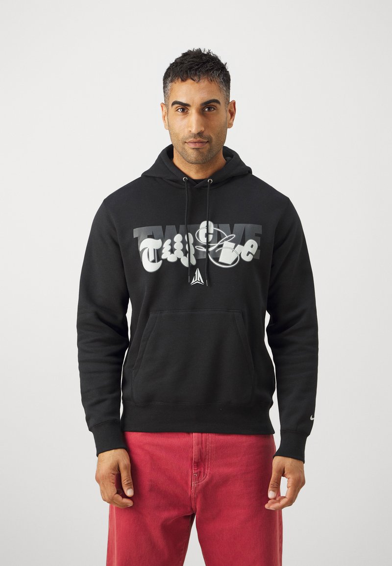 Czarna bluza z kapturem wykonana z miękkiego materiału, z szarym wzorem graficznym. Posiada przednią kieszeń, sznurek w kapturze oraz ściągacze przy mankietach.