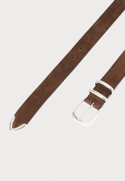 Ceinture en cuir marron avec une boucle argentée et une pointe en métal, comportant plusieurs trous d'ajustement sur un fond clair uni.