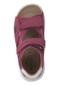 Rosa lädersandal med två justerbara remmar, öppna sidor och vit gummisula. Texturerad innersula med "superfit"-logotyp synlig.
