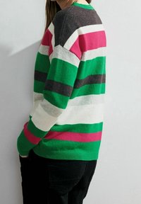 Gestreepte trui met groene, roze, grijze en witte kleuren. Gebreid materiaal met een ronde hals en ribgebreide manchetten en zoom. Zijkant weergegeven.