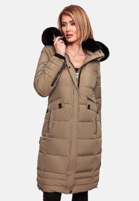 Manteau rembourré khaki avec une capuche en fourrure noire amovible, fermeture éclair sur le devant, deux poches latérales et un design matelassé pour plus de texture.
