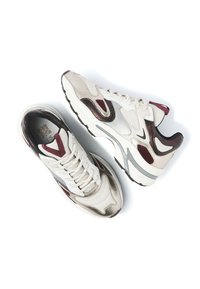 Ein Paar weiße und burgunderfarbene Sportsneaker mit Mesh- und Lederdetails, Schnürverschluss und gepolsterten Sohlen auf weißem Hintergrund.