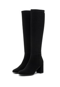 Botas negras de ante a la altura de la rodilla con un tacón ancho y de punta afilada. Textura suave con detalles de costura en la parte superior.