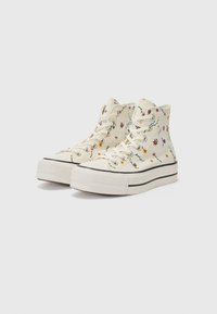 Högsula canvas sneakers i krämfärg med flerfärgad blommönsterbroderi, vit gummi sula och svart-randiga detaljer. Snörningsdesign.