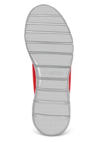 Dessus de chaussure en textile rouge avec une semelle en caoutchouc grise. La semelle est dotée de rainures horizontales pour une meilleure adhérence et comprend un logo de la marque.
