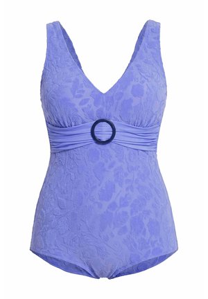 Bañador de una pieza lavanda con textura floral, escote en V profundo, cinturilla ancha y hebilla circular negra en el centro delantero.