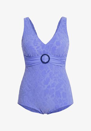 Costume intero lavanda con texture floreale, scollatura a V profonda, ampia fascia in vita e fibbia circolare nera al centro davanti.