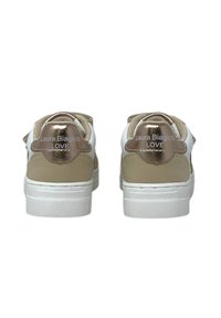Sneaker bianchi e beige con dettagli dorati lucidi. Caratterizzano una parte superiore liscia, un tallone testurizzato e un marchio sul retro. Suola in gomma con motivo antiscivolo.
