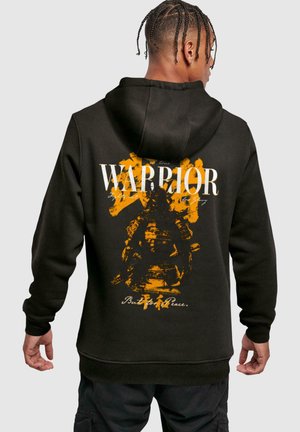 Svart hoodie med en stor grafisk tryck på ryggen med ordet "WARRIOR" i vitt och orange, avbildande en samuraj. Material i bomullsblandning.