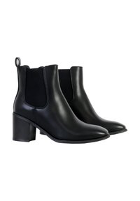 Bottines en cuir noir avec un panneau en tissu texturé, bout rond et talon bloc. Dispose d'une languette pour un enfilage facile.