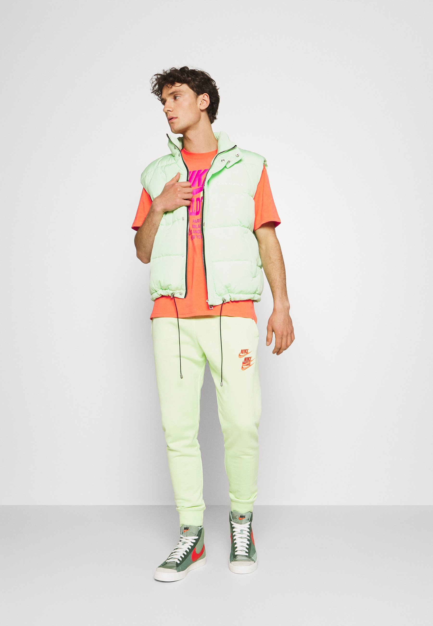 Nike Sportswear TEE WORLD TOUR - T-shirt con stampa - turf orange/arancione  - Zalando.it