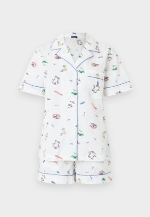 Baltas trumpomis rankovėmis marškinių tipo pižamos komplektas su mėlynu apvadu, puoštas spalvingais mažais piešinėliais – akiniais nuo saulės, ananasais, palmėmis ir paplūdimio drabužiais.