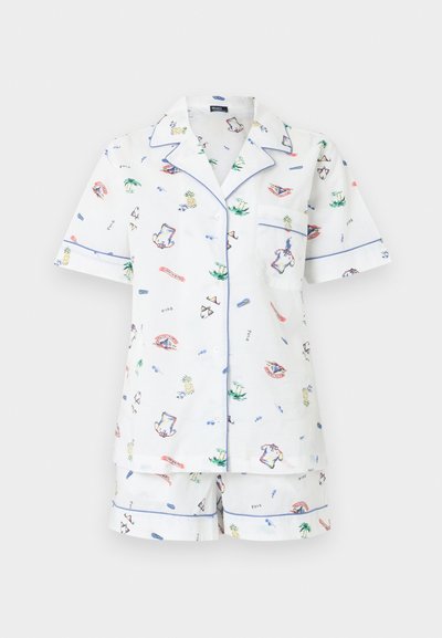 Λευκό πιτζάμα σετ με κοντά μανίκια και κουμπιά, με μπλε περιγραμμό, διακοσμημένο με πολύχρωμα μικρά σχέδια γυαλιών ηλίου, ανανάδων, φοίνικων και ρούχων παραλίας.
