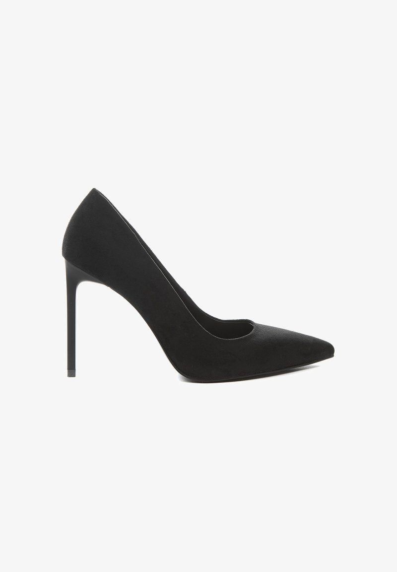 Čierne zamatové lodičky na vysokom opätku s špicatou špičkou a ostrým snehobielym opätkom. Disponujú nízkym strihom po stranách pre dodatočnú eleganciu.