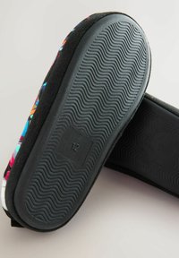 Pantofole con suola in gomma nera, motivo floreale colorato sulla parte superiore e materiale testurizzato; taglia indicata come "12" sulla suola.