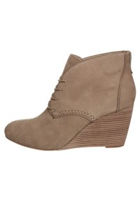 Stivali alla caviglia in finta pelle color taupe con punta rotonda, chiusura con lacci, accenti perforati e tacco a zeppa testurizzato.