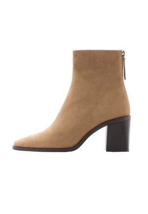 Bottine en daim couleur tan avec bout pointu, talon bloc et fermeture éclair arrière.