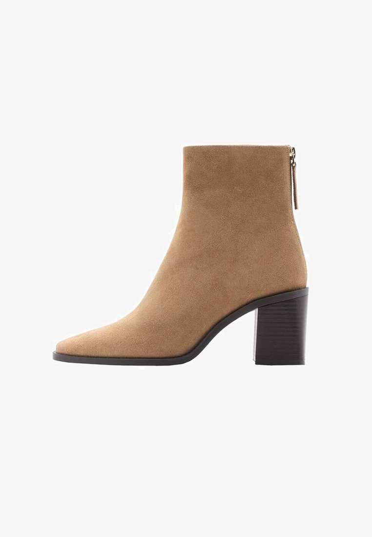 Bottine en daim couleur tan avec bout pointu, talon bloc et fermeture éclair arrière.
