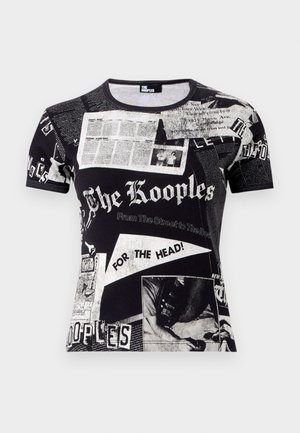 Juodas marškinėliai su laikraščio stiliaus spaudinių koliažu, kuriame yra tekstas ir vaizdai, su trumpomis rankovėmis ir apvaliu kaklu.