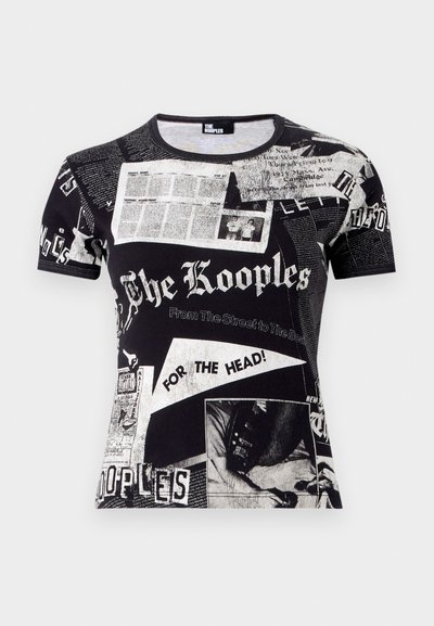 Sort t-shirt med et collage af avislignende tryk, herunder tekst og billeder, med korte ærmer og rund halsudskæring.