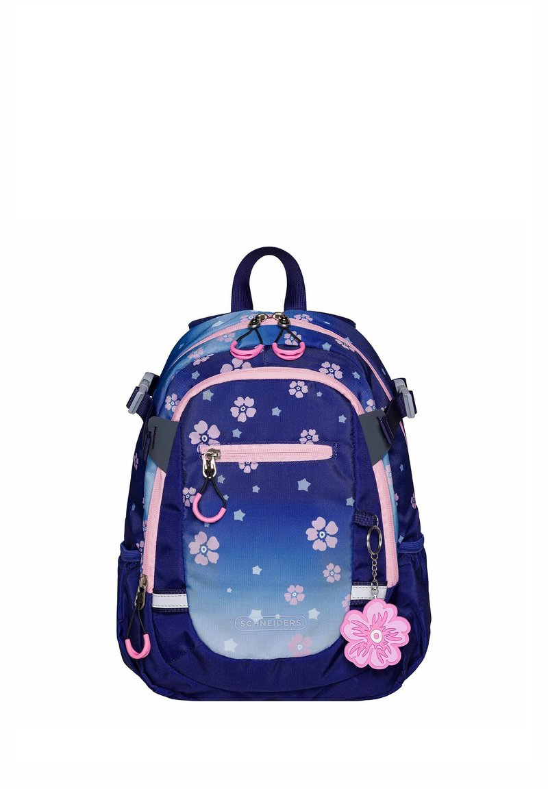 Blauer und lila Rucksack mit Blumenmustern, Reißverschlusstaschen, Clip-Verschlüssen und einem rosa Blumenanhänger. Strukturierter Stoff mit Farbverlauf-Design.