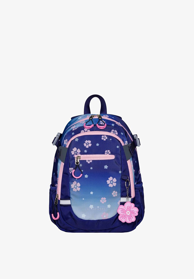 Blauer und lila Rucksack mit Blumenmustern, Reißverschlusstaschen, Clip-Verschlüssen und einem rosa Blumenanhänger. Strukturierter Stoff mit Farbverlauf-Design.