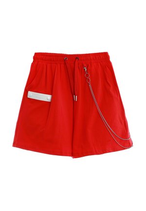 Pantalones cortos casuales de color rojo brillante con cintura elástica, cordón, bolsillo lateral con etiqueta blanca y cadena plateada decorativa colocada cerca de la cintura.