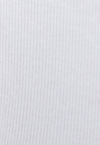 Witte ribstof met een subtiele textuur, die verticale strepen toont. Het materiaal lijkt zacht en lichtgewicht, geschikt voor kledingtoepassingen.