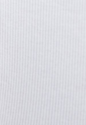 Witte ribstof met een subtiele textuur, die verticale strepen toont. Het materiaal lijkt zacht en lichtgewicht, geschikt voor kledingtoepassingen.