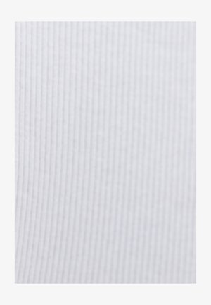 Witte ribstof met een subtiele textuur, die verticale strepen toont. Het materiaal lijkt zacht en lichtgewicht, geschikt voor kledingtoepassingen.