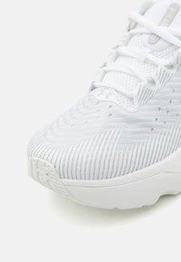 Under Armour INFINITE PRO - Scarpe da corsa su strada - white/distant gray/halo gray