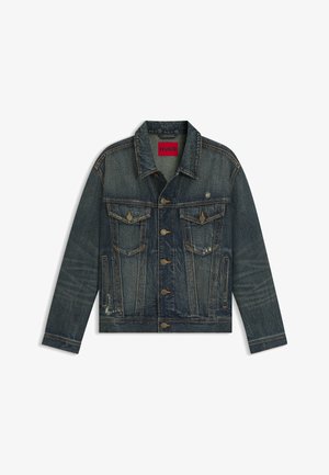 Donkerblauwe denimjack met een verwerkte afwerking. Voorzien van een knopen sluiting, twee borstzakken en contrasterende stiksels.