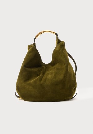 Geantă de mână din piele întoarsă verde-măslinie, cu o formă moale, relaxată și o mâner curbat din metal auriu, pe un fundal simplu, deschis.