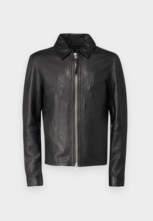 Czarna skórzana kurtka z zamkiem z przodu, kołnierzem w szpic i długimi rękawami. Gładka tekstura i minimalistyczny design, bez wzorów czy akcentów.