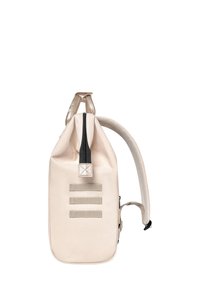 Sac à dos beige avec fermeture éclair, bretelles rembourrées, trois bandes de sangle horizontales et une texture lisse.