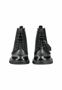 Bottines en cuir noir avec une finition lisse, bout rond, talon rehaussé et sept œillets. Présente une étiquette suspendue sur la botte gauche.