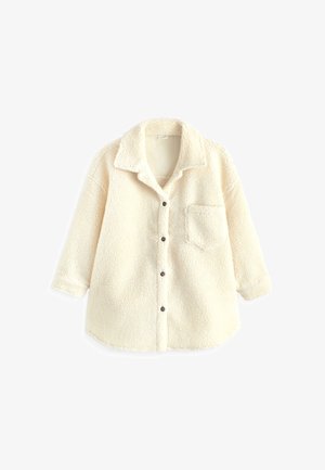 Chaqueta abotonada de forro polar sherpa color crema con cuello, mangas largas, bolsillo frontal en el pecho y dobladillo redondeado.