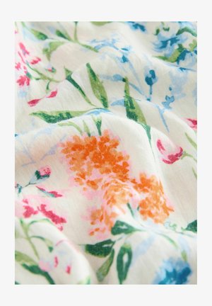 Kwiatowa tkanina z białym tłem, na którym znajdują się kolorowe kwiaty w odcieniach różu, pomarańczy i niebieskiego. Materiał jest miękki i gładki, z zielonymi akcentami.