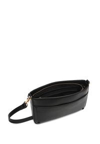 Pochette in pelle nera con chiusura a zip superiore, forma piatta e tracolla removibile. Presenta hardware in tonalità dorata e tasche interne.