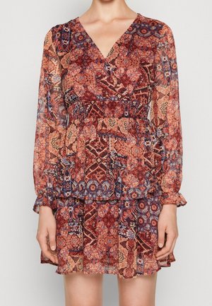 Rotes, gemustertes Wickelkleid mit langen Ärmeln, gerafftem Bund und schichtigem Rock. Verfügt über aufwendige florale und geometrische Designs. Leichte Stoffqualität.