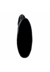 Botte en caoutchouc noire avec une texture lisse, un bout rond et une silhouette basse. L'intérieur semble sombre et sans texture.